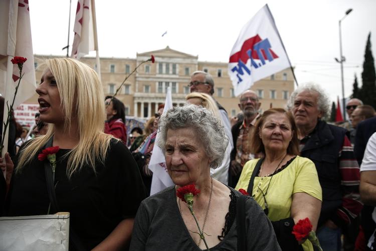 Demonstration. Politiet i Athen anslår, at næsten 15.000 mennesker marcherer gennem hovedstaden og Thessaloniki 