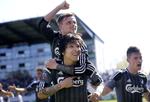 0-1. Da Federico Santander havde scoret sejrsmålet, fik han Peter Ankersen på ryggen. 