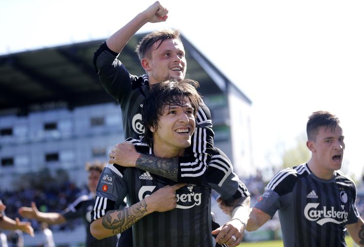 0-1. Da Federico Santander havde scoret sejrsmålet, fik han Peter Ankersen på ryggen. 