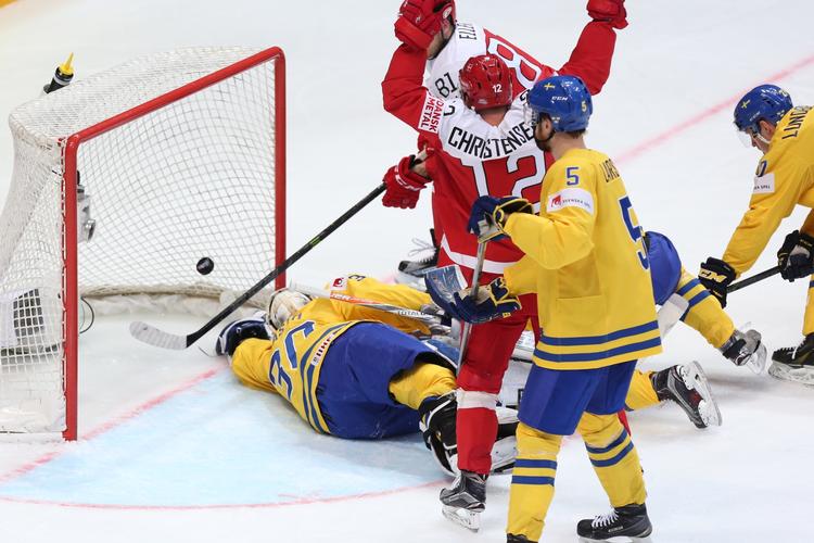 1-0. Efter 15 minutter kom Danmark foran, men i anden periode scorede Sverige fire gange. 