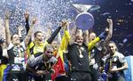DANSKERTRIUMF. Cheftræner Kim Rasmussen løfter Champions League-pokalen efter den rumænske finalesejr. 