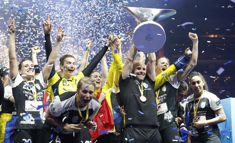 DANSKERTRIUMF. Cheftræner Kim Rasmussen løfter Champions League-pokalen efter den rumænske finalesejr. 