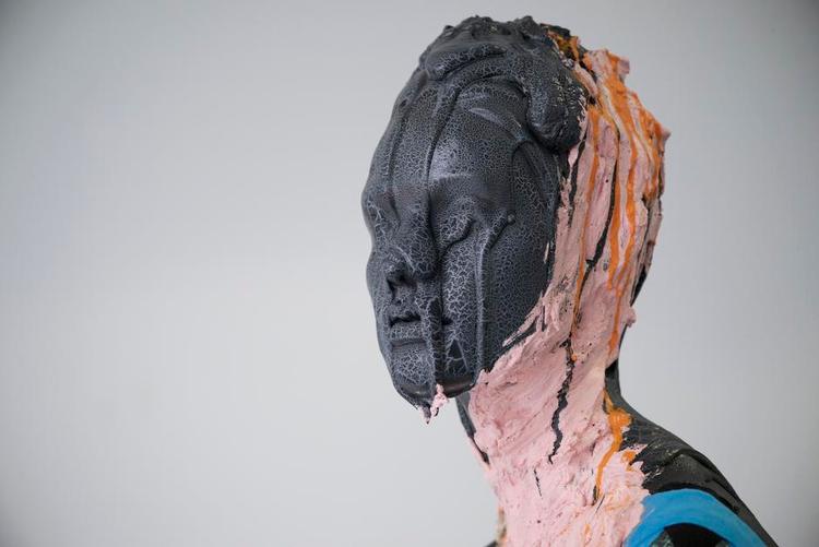 Verdensfjern. Menneskefiguren er på sin vis udstillingens centerpiece - selv om den kigger disinteresseret væk fra situationen. Som figur tematiserer den præcist individets opløsning og samtidige supersyntetiske performanceparathed. 