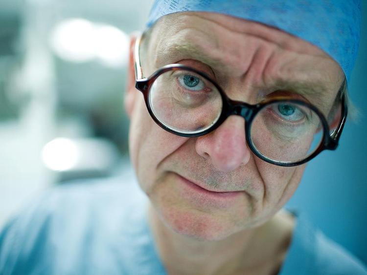 Karriere. Henry Marsh, født 1950, har haft en dramatisk karriere. Blandt andet Karl Ove Knausgård er en fascineret læser af hans bøger. 