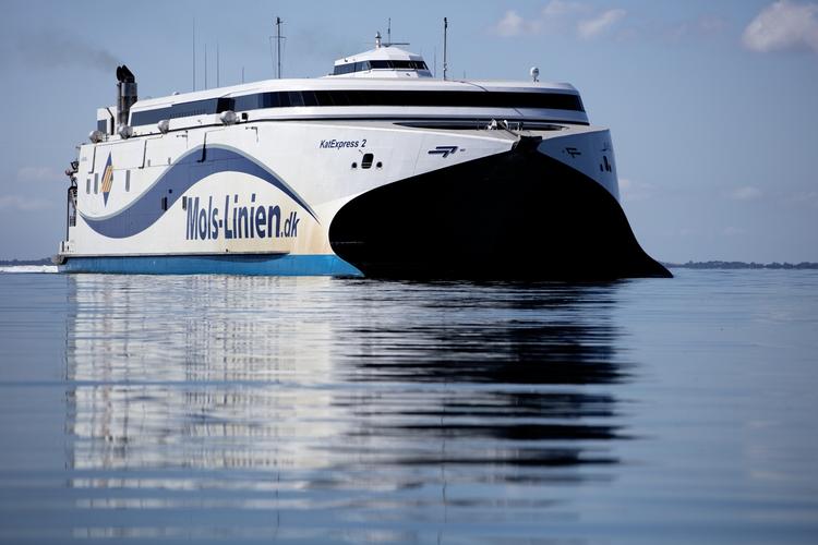 søslag. De små og den store aktionær strides om rederiet Mols-Liniens aktier skal kunne handles på Børsen. 