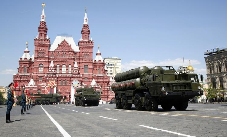 Russiske missilsystemer køres over Den Røde Plads under den årlige militærparade i Moskva 9. maj 2016.
 