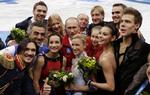 DENGANG. Præsident Vladimir Putin omgivet af glade atleter under vinter-OL i Sotji, hvor russerne erobrede 13 guldmedaljer. 