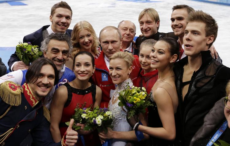DENGANG. Præsident Vladimir Putin omgivet af glade atleter under vinter-OL i Sotji, hvor russerne erobrede 13 guldmedaljer. 