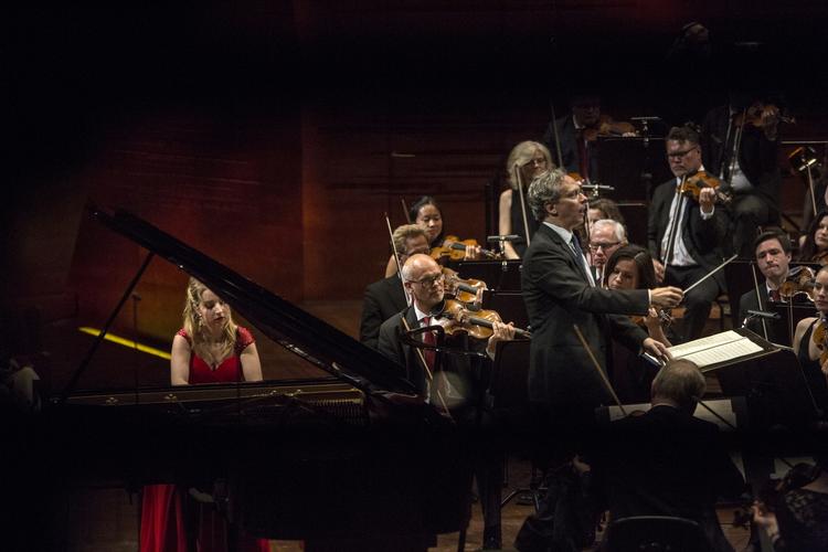 Rød. Den franske pianist Lise de la Salle var solist i Rakhmaninov ved en sæsonafslutning, hvor dirigenten Fabio Luisi ellers satte fokus på Carl Nielsen. 