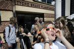 SKOLEUNDERVISNING.  Mange skoleelever fik en tur ud af planetpassagen: De blev taget med til Planetariet for at se, hvordan den tog sig ud i teleskoperne. Foto: Jens Dresling 