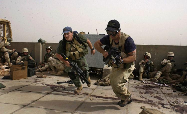 Samarbejde. Danske soldater har samarbejdet med vagter fra det private sikkerhedsfirma Blackwater, som ifølge Værnefælles Forsvarskommando havde 1.200 mand udstationeret i Irak i 2006. 