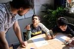 SKOLEKLAR. De fleste morgener og eftermiddage samles de børn, der er med i inklusionsprojektet på Holbergskolen i København. Børnene bliver trænet i empati og sociale kompetencer. Her laver de et ’story-board’ over deres dag. 