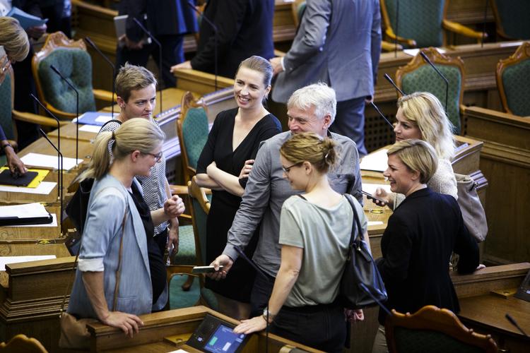senere. Hidtil har politikernes pensionsalder ligget på linje med efterlønsalderen, men den hæves til den normale pensionsalder. 
