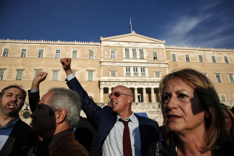 Vrede. Op mod 15.000 demonstranter råbte søndag deres modstand ud mod sparepolitikken foran det græske parlament i Athen. 