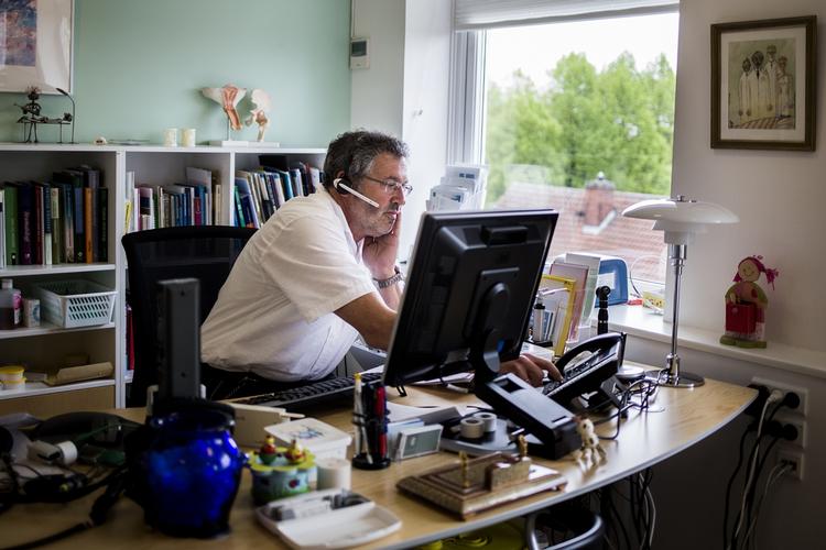 telemedicin. Det nytter ikke meget, når patienten og lægen kun mødes i cyberspace, viser ny undersøgelse, der dumper telemedicin stort. 