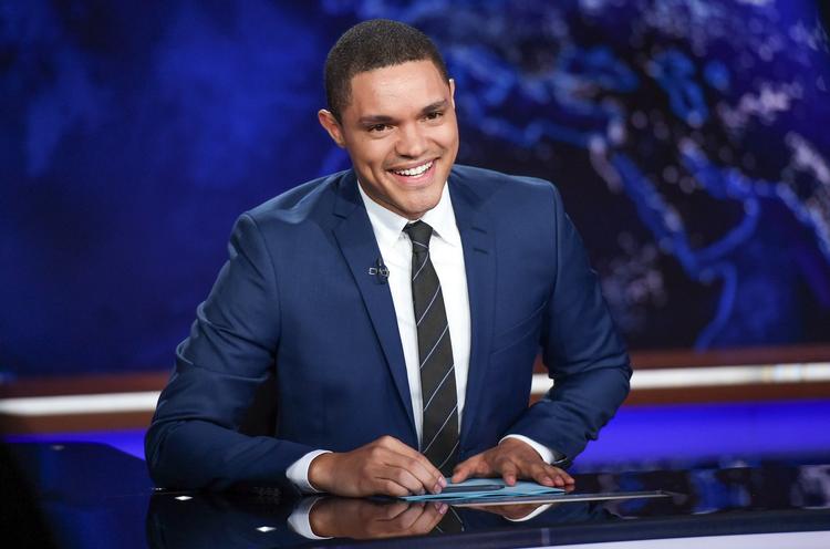 SUPPLEANTEN. Som Jon Stewarts afløser på 'The Daily Show' blev Trevor Noah mødt med hård kritik og kraftigt dalende seertal. Men det har rettet sig en del, og han giver sig ikke. 