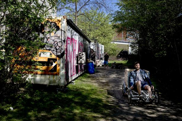 Beyond Coffee fragter hver måned over et ton økologisk kaffegrums til kølecontainerne på Nørrebro. Det hele sker på projektets ladcykel, som projektleder Ebbe Korsgaard her viser frem. 