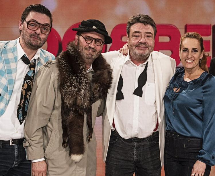 DOBBELTGÆNGERE. Tom Jensen, Niels Ellegaard og Tommy Kenter i 'Dobbeltgænger' sammen med vært Camilla Miehe-Renard.  Foto: TV2 