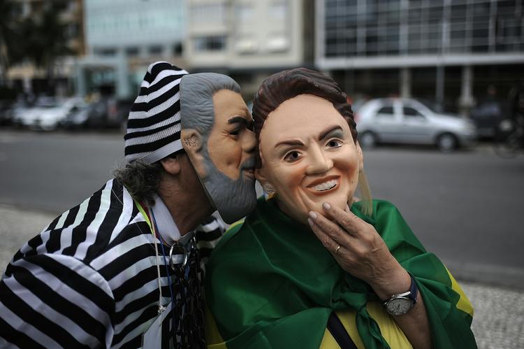udstillede. Brasilianerne har protesteret voldsomt mod den tidligere præsident og den nuværende, Lula og Roussef, som her bliver karikeret. 