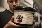 Medstifter Tobias Lau viser det grosæt, som de sælger i butikken Beyond på Jægersborggade i København. Med sættet kan man selv gro østershatte hjemme på køkkenbordet. 