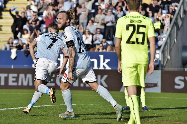 SUCCES. Marc Dal Hende har scoret, og holdkammerat Pierre Kanstrup brøler sin glæde ud over Haderslev. 