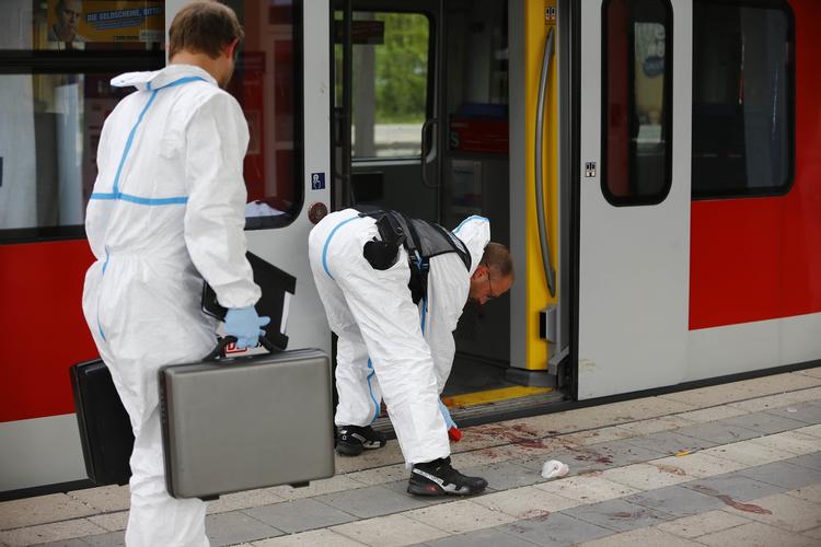 Angreb. Flere personer er såret efter det blodige knivattentat på togstationen i Grafing. En har mistet livet. 