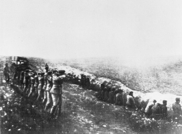 MASSEDRAB. Mange af ofrene i Bobruisk blev skudt ved åbne massegrave. Det var en drabsmetode, tyskerne ofte benyttede under deres angreb på nabolandene. Her skyder de jødiske ofre i Kiev i 1942. 