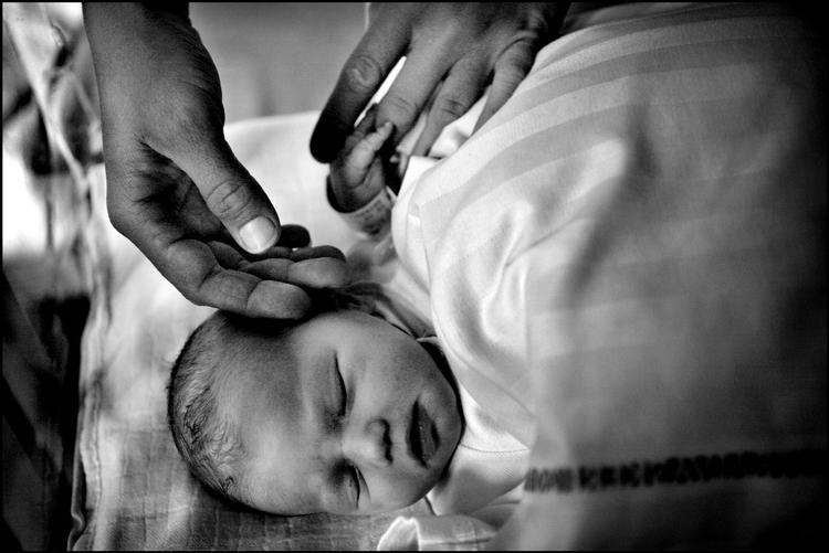 MRSA. Der er lige nu udbrud af en sjælden, antibiotikaresistent bakterie på fødegangen på Kolding Sygehus. Babyen på billedet er ikke en af de smittede. (Arkivfoto) 