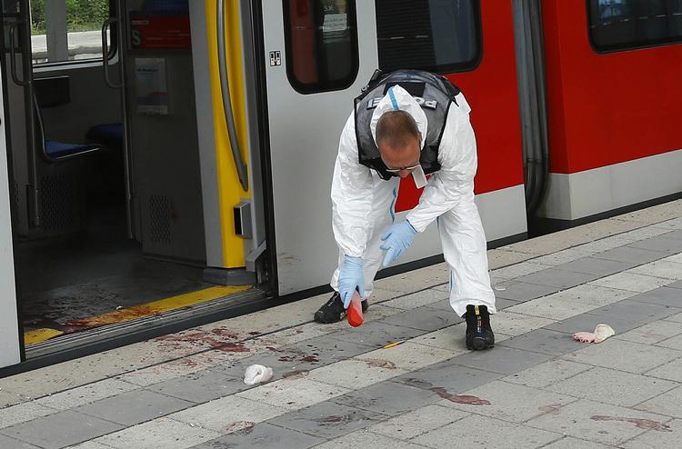 fatalt. En passager blev dræbt og flere sårede ved knivangrebet i nærheden af München i morges. 