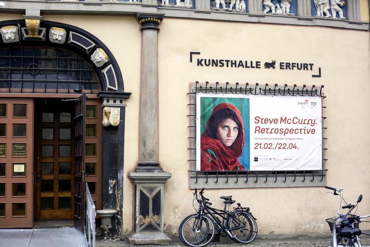 Verdensberømt. Steve McCurry har udstillet sine billeder i mange lande - blandt andet Danmark, hvor de kunne ses på Det Nationalhistoriske Museum på Frederiksborg Slot i Hillerød i vinter. Her er det fra Erfurt i Tyskland, hvor han udstillede i 2014. 