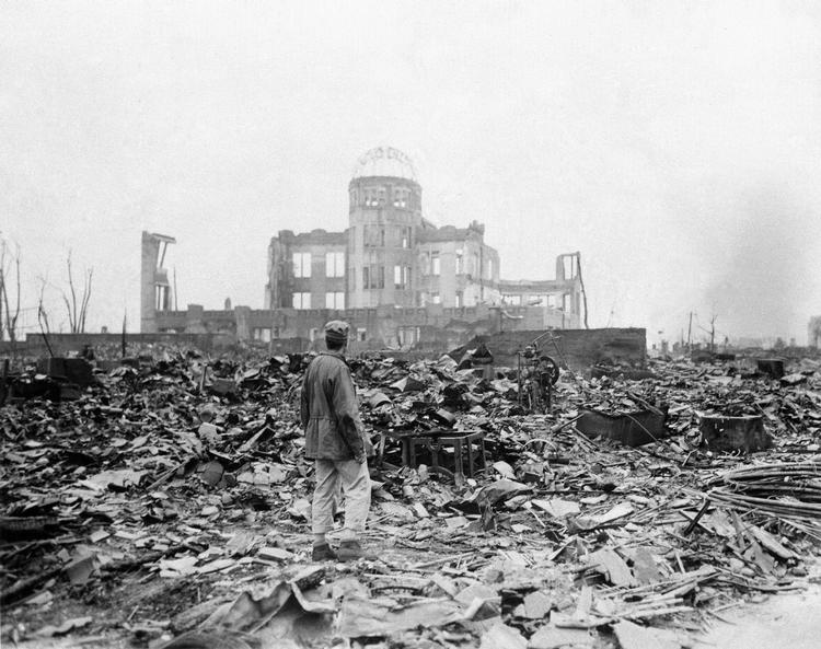 masseødelæggelsesvåben. Op mold 120.000 japanere mistede livet, da den første atombombe blev kastet over Hiroshima 6. august 1945. 