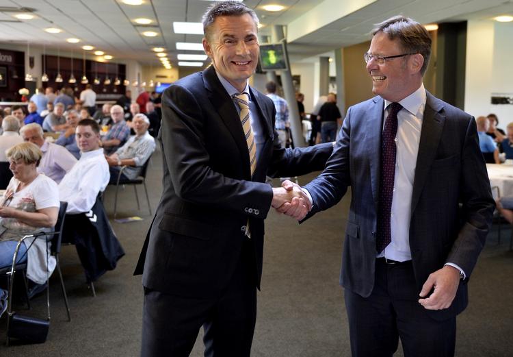 aktieemission. Brøndbys afgående bestyrelsesformand Jan Bech Andersen (tv) hilser på den nye formand Jesper Møller inden generalforsamlingen. 