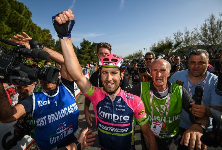 bjergrigt. Diego Ulissi (midt) rev sig løs i en sent udbrud og sejrede på den svære Giro-etape fra Catanzaro til Praia a Mare. 
