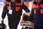 færdig. Jesper B. Jensen hjælpes fra banen på en båre efter den høje og hårde tackling, der efterlod ham liggende på isen i flere minutter i kampen mod Schweiz. 