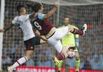 Sejr. Andy Carroll og holdkammeraterne fra West Ham besejrede i aften Manchester United efter en vanvittig kamp. 