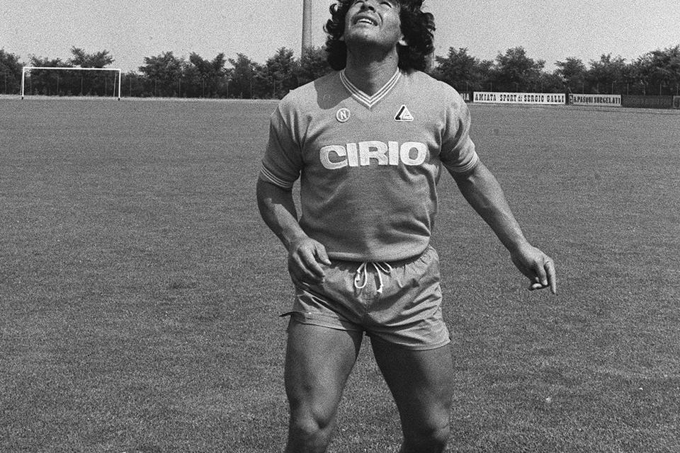 MARADONA. Navnet kender alle fodboldelskere - den lille troldmand blev blandt meget andet topscorer i Serie A i 1987-88 for Napoli. 