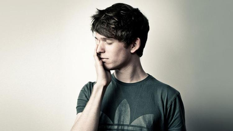 Kontrast. James Blake (på billedet) og Kaytranda går hver sin vej på deres nye album. Førstenævnte lukker sig inde, den anden slentre ned af gaden. 