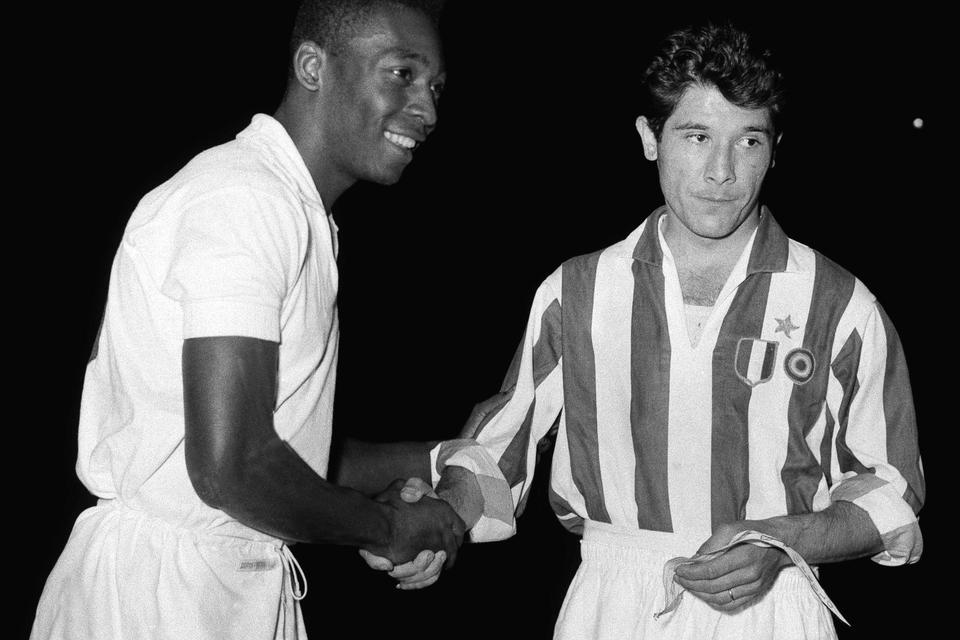 SÍVORI. Her ses Omar Sívori (th.) i selskab med Pelé, da Santos besejrede Juventus 2-0 i 1961. Sívori blev Serie A-topscorer for Juventus i 1959-60. 
