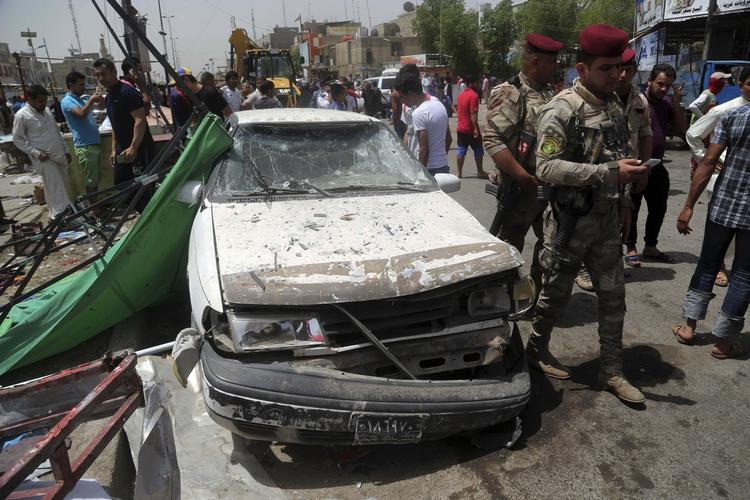 Bagdad. Flere end 50 personer meldes dræbt, og omkring 60 er såret af en bilbombe i Iraks hovedstad. 