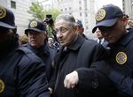 Dømt. Retsbetjente eskorterer Sheldon Silver igennem mængden af fotografer og journalister ud til en taxa. Senest 1. juli sidder han i fængsel. 