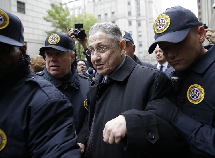 Dømt. Retsbetjente eskorterer Sheldon Silver igennem mængden af fotografer og journalister ud til en taxa. Senest 1. juli sidder han i fængsel. 