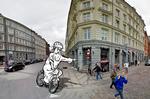Jernhest. Jesus var en ivrig fodgænger, og cyklen har han ikke kendt til. Så det kan sagtens undskyldes, at han her har gang i en noget ureglementeret manøvre. Godt nok giver han tegn, men han skærer svinget forkert af og kører ind, hvor man ikke må.Og så mangler cyklen i øvrigt også de lovpligtige reflekser. Men det skyldes vist mere bladtegneren bag: Philip Ytournel (på baggrund fra Google Streetview) 