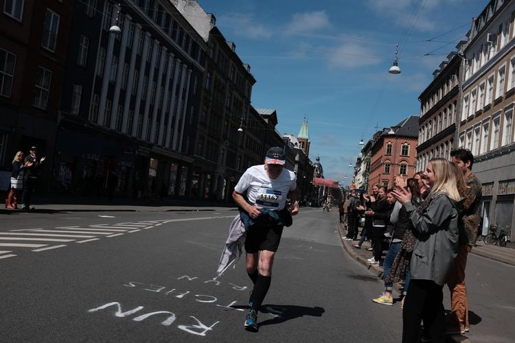 Tidløst. Denne ældre herre brugte tre gange så lang tid som vinderen af Copenhagen Marathon på at gennemføre de 42,195 kilometer. 