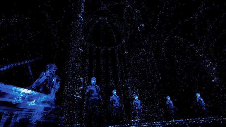 DEN BLINDES VERDEN. Virtual Reality-filmen 'Notes on Blindness: Into Darkness' bygger på akademikeren og teologen John Hulls historie. Han blev blind i 1983, men oplevede, at det ikke blot var hans andre sanser, der blev skærpet, men også hans allerede skarpe hjerne. 