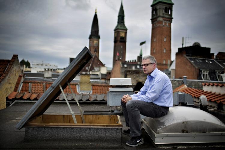 Da Flemming Rose i november sidste år forlod Jyllands-Posten, var med begrundelsen om, at han fremover ville bruge mere tid på at deltage i både Danmark og i udlandet. 