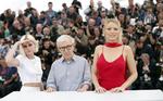 Cannes. Woody Allen ved dagens premiere, omgivet af Kristen Stewart og Blake Lively,  der begge medvirker i 'Cafe Society'. 