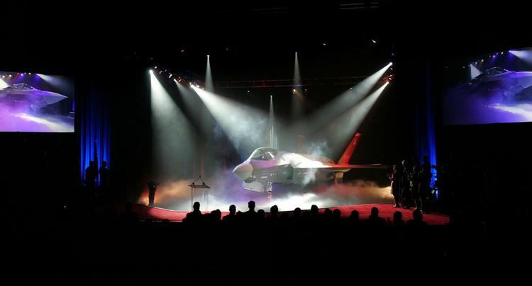 Det bliver ham her, vi skal skyde lidt kroner efter. 27 stk, hvis det står til regeringen, men der er flere om at bestemme. Her ses Joint Strike Fighter blive præsenteret under en ceremoni i Fort Worth, Texas i 2006. 