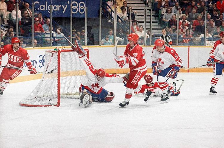 Triumftog. Sovjets storhedstid på isen sluttede brat med unionens opløsning i 1991. Men før det var holdet ustoppeligt. Her scorer Vjateslav Bykov (nr. 27) i OL-finalen i 1988. Foto: 