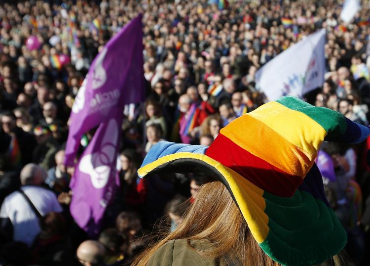 Så blev også italienerne klar til at lade homoseksuelle i hvert nærme sig de samme rettigheder, som heteroseksuelle har. Her er vi til en stor demonstration i Milano i februar. 