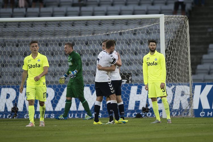 Målfest. AGF'erne jubler over en af de fem scoringer mod et modløst Esbjerg-hold. 
